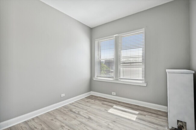 Building Photo - 5135 S Kenwood Ave