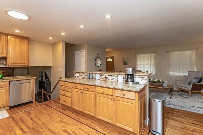 Building Photo - BEAUTIFUL 4BD SPLIT-LEVEL HOME in VILLA LOMA NEIGHBORHOOD - Security Deposit Waiver Available