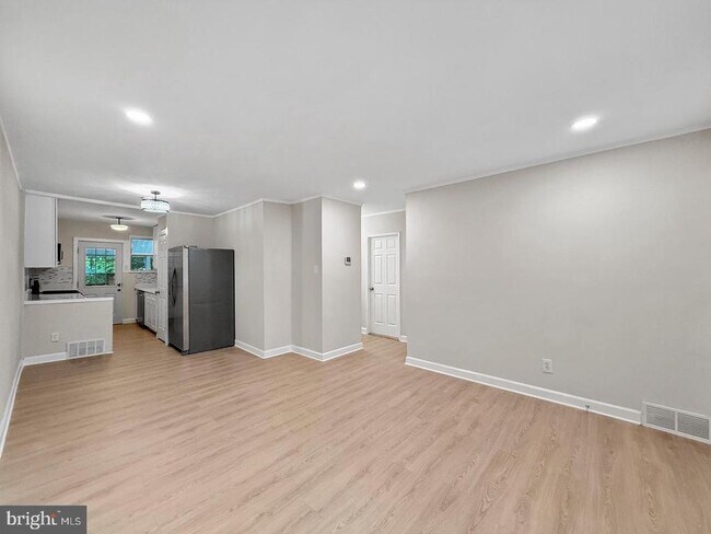 Building Photo - 7905 Greenleaf Rd