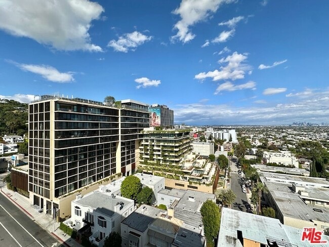 Building Photo - 999 N Doheny Dr