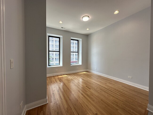 Building Photo - 1504 W Division St