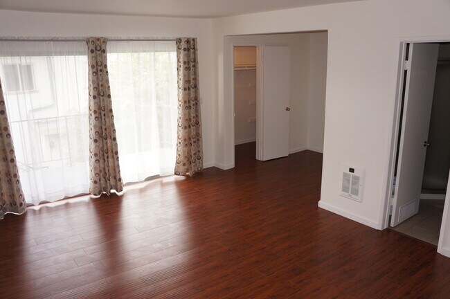 Large bedroom - 4207 Franklin Ave