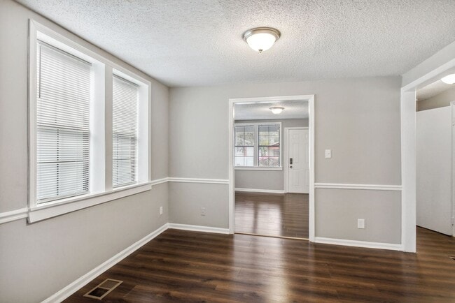 Building Photo - Large Near Downtown 3BR/1BA House For Rent