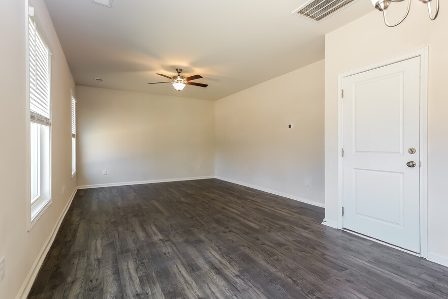 Building Photo - 332 White Peach Wy