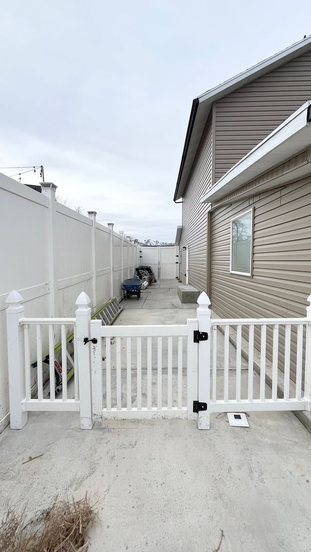 Building Photo - 5 Bedroom/4 Bathroom Home in West Valley City