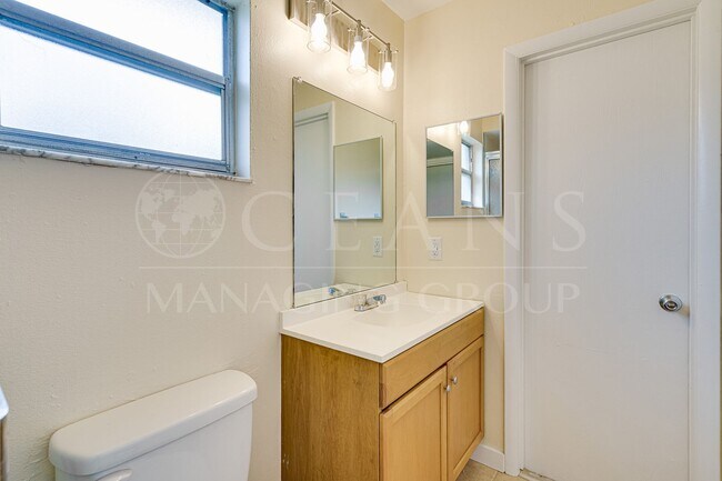 Building Photo - Modern Comfort in an Established Ormond Beach Neighborhood!