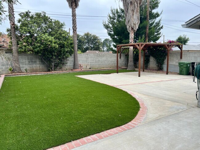 Building Photo - 10628 Genesta Ave