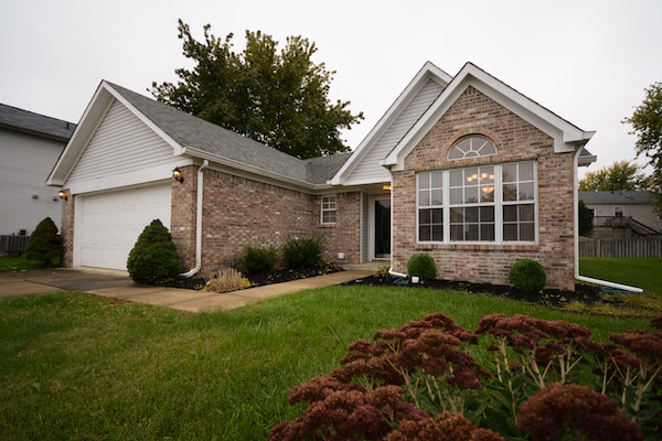 Front - 582 Redfox Ct N