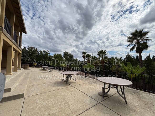 Building Photo - Gorgeous Villa - 3 Bed, 2.5 Bath - Beautiful Views - Highly Desirable Neighborhood!