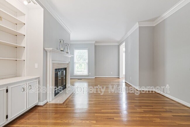 Building Photo - 3011 Woodlawn Dr