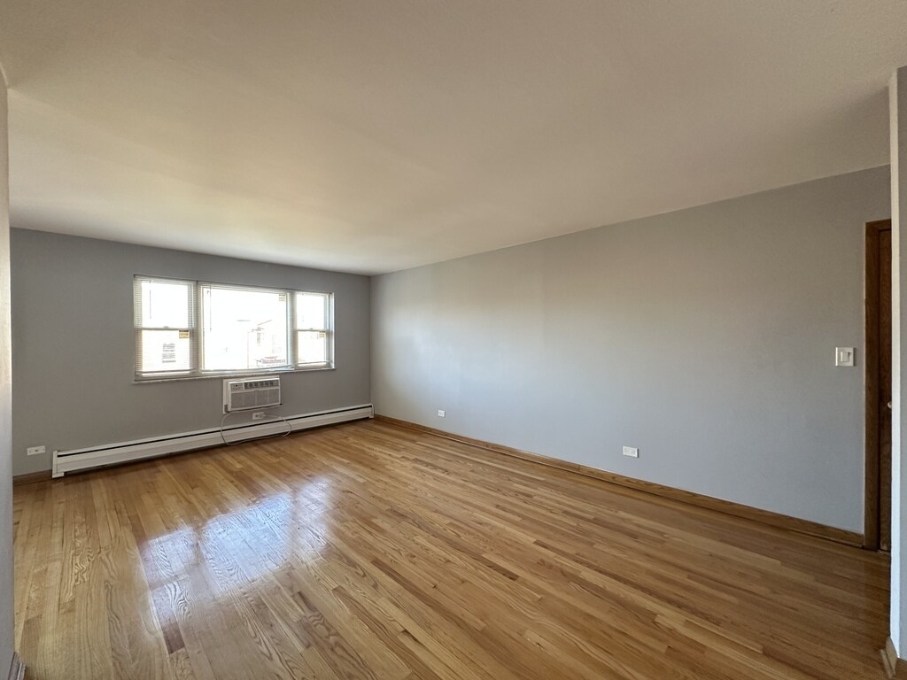 Building Photo - 1036 S River Rd