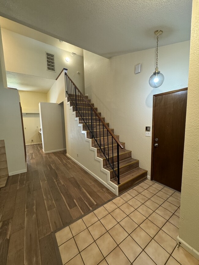 Building Photo - Beautifully spacious 3 bedroom 2 bath home...