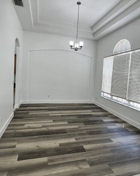 Building Photo - 1821 LONGVIEW Ln