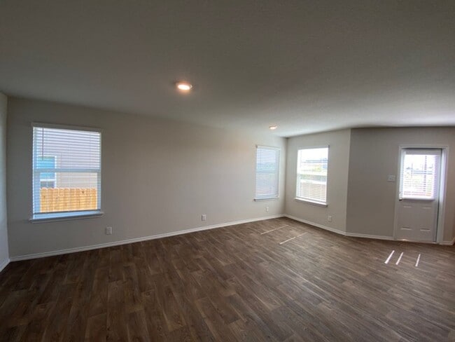 Building Photo - NEWER ONE STORY | 3 BEDROOM | 2 BATH | WHI...