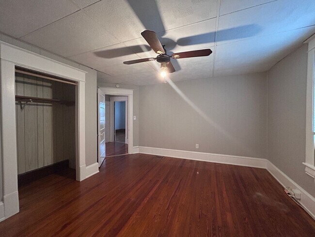 Building Photo - Spacious 3 BR home, Minutes to Medical Cen...