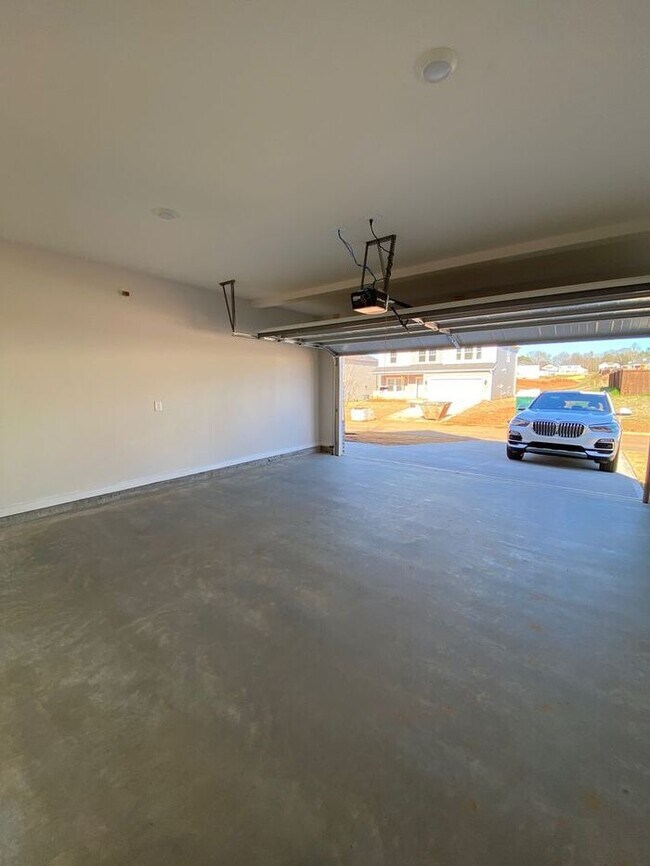 Building Photo - **Coming Soon! **Gorgeous and spacious!