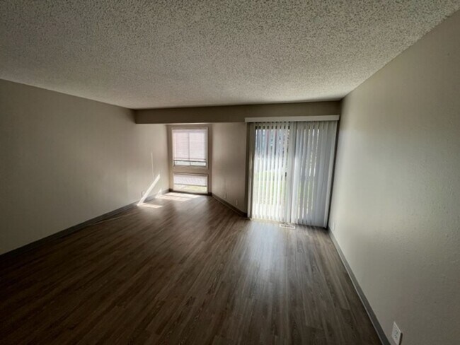 Building Photo - Convenient Downtown Location!