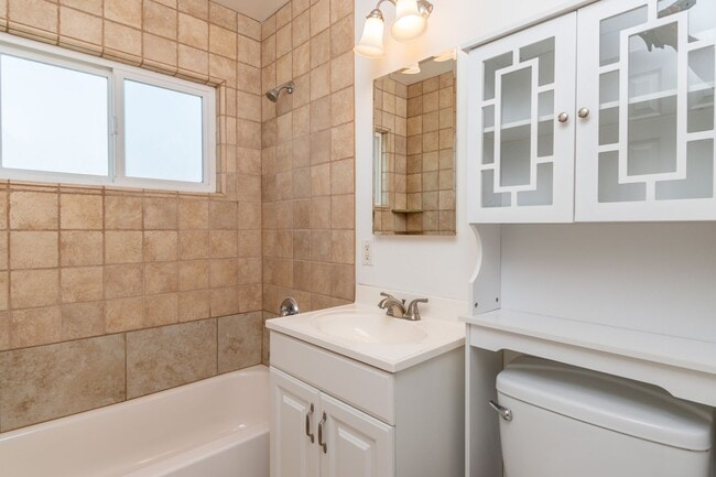 Building Photo - Nice 2 bedroom, 1 bath Apartment with Storage