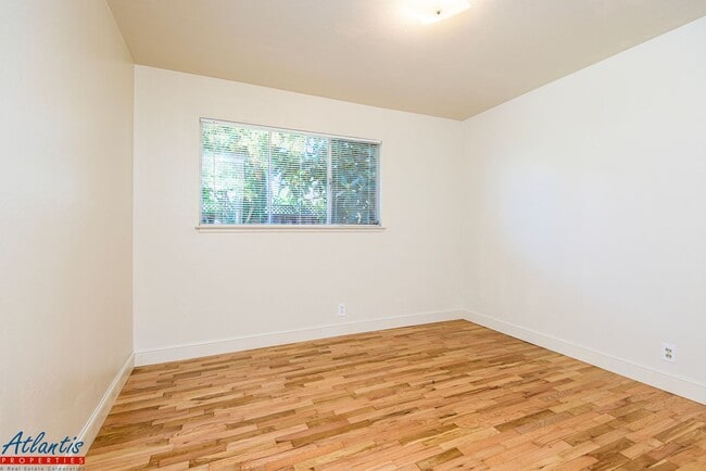 Building Photo - Lovely Cul-De-Sac Home | Private Yards