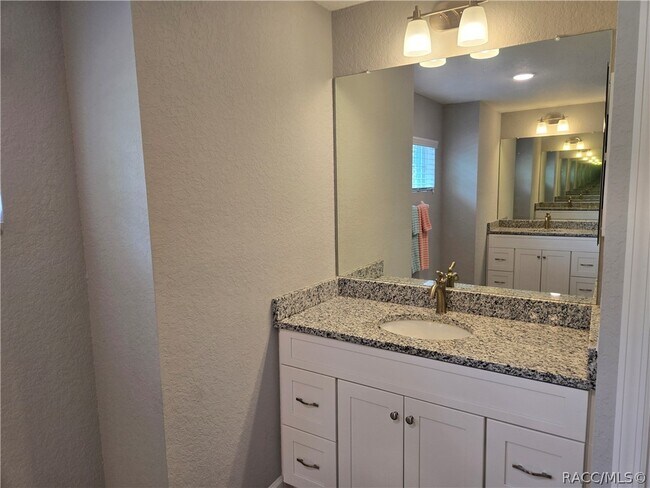 Building Photo - 13 Whitewood Ct