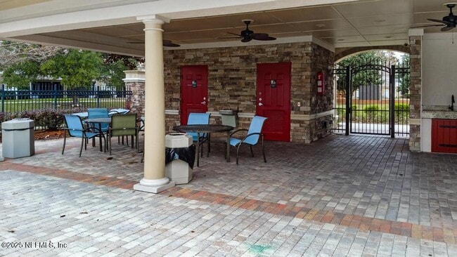 Building Photo - 411 Walnut Dr