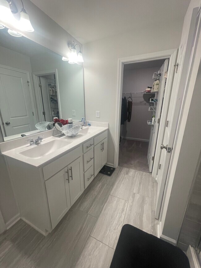 Owner's suite bathroom with double vanity and walk-in closet - 1081 Shoreside Dr