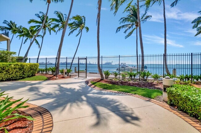 Building Photo - 540 Brickell Key Dr