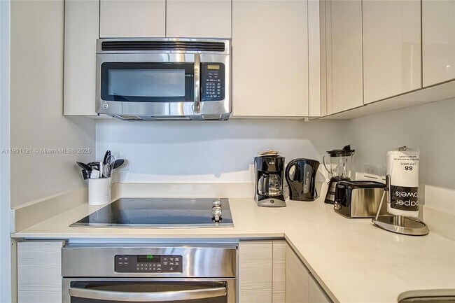 Building Photo - 2602 E Hallandale Beach Blvd