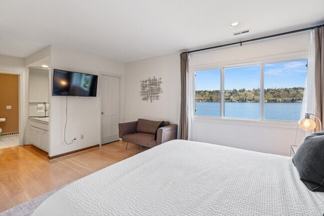 Building Photo - 6408 E Mercer Way