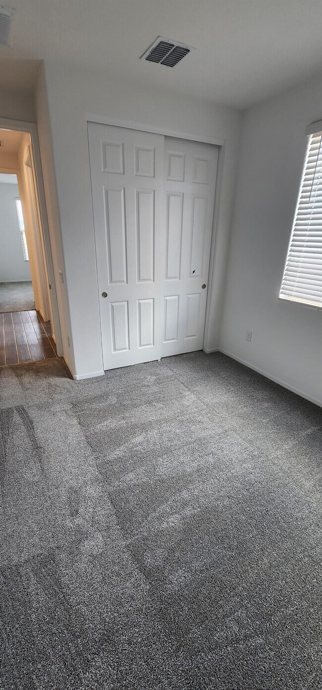 Building Photo - 7822 S Wolf Creek Dr