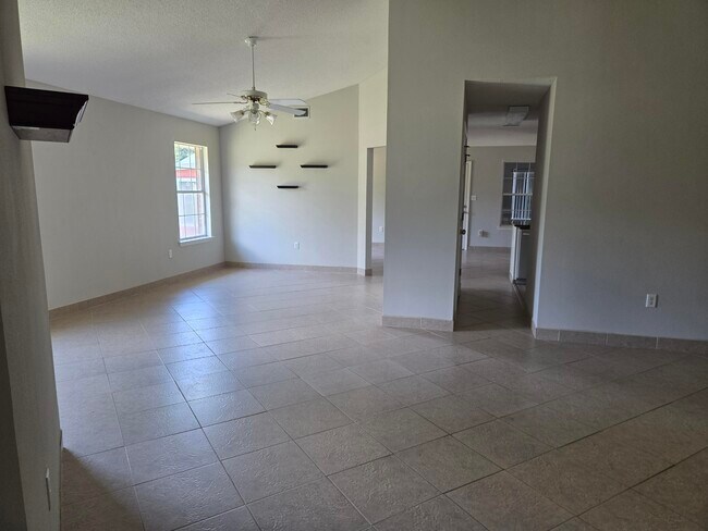 Building Photo - 610 Randall Roberts Rd