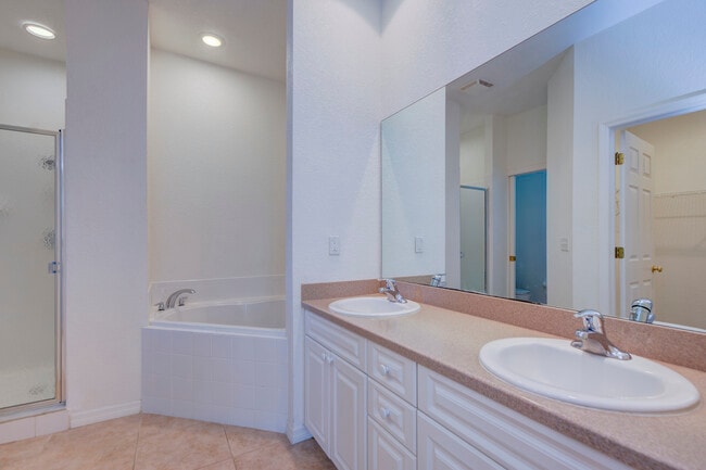 Building Photo - 1800 Bayshore Way