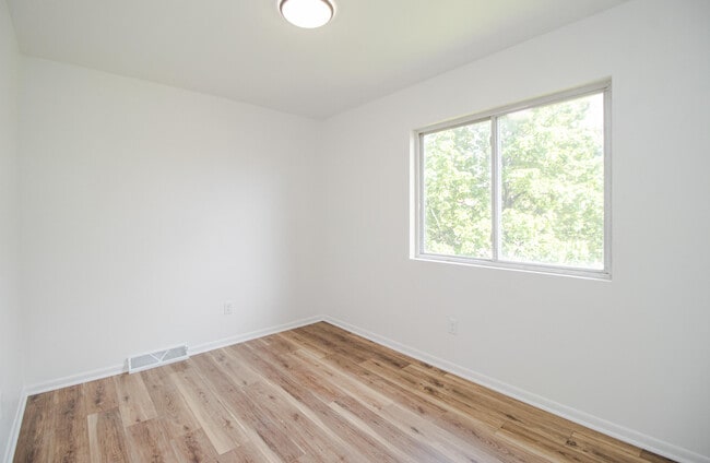 Building Photo - 1410 S River Rd