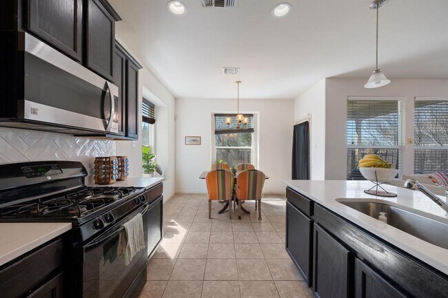 Building Photo - 2209 Nestlewood Dr