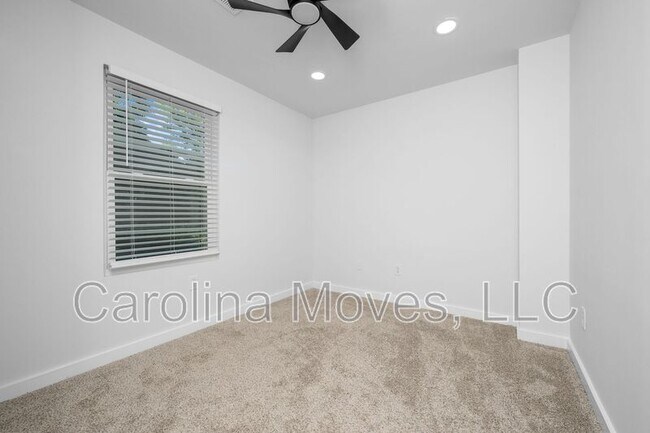 Building Photo - 10 Valley View Dr