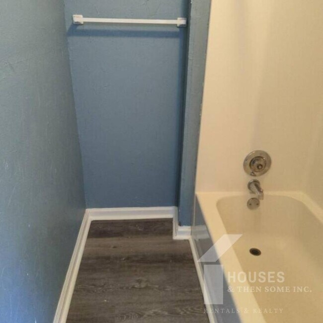 Building Photo - 108 Davis St