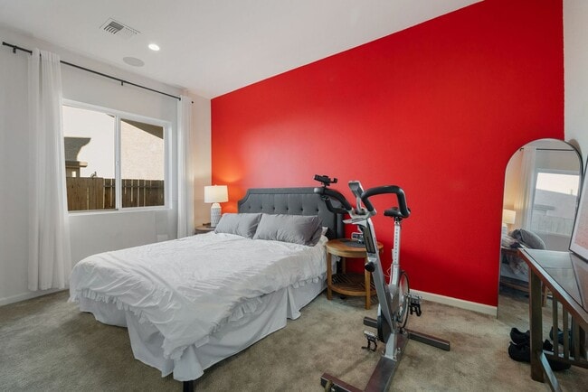 Building Photo - Beautiful 4BR/4BA home in the gated Copper View community. Features spacious living areas, mounta...