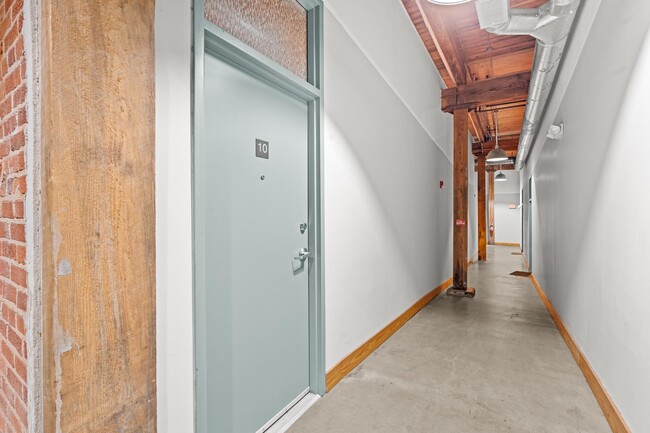 Building Photo - 644 Wells St SW