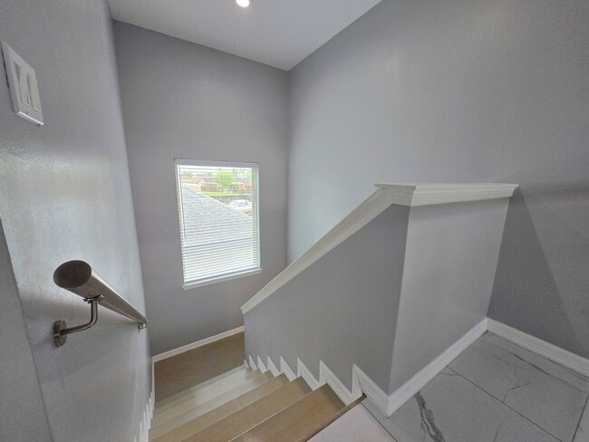 Building Photo - Beautiful Modern 4 Bed/3 Bath/2 Gar Centra...