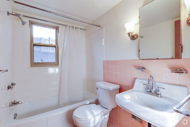 Studio - 400SF - Bathroom - 3520 Grand