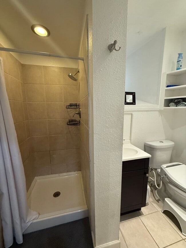 Building Photo - Modern 3-Bedroom Retreat in the Heart of C...
