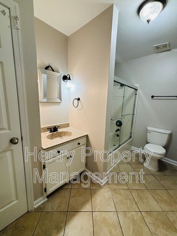Building Photo - 903 Hampshire Ct