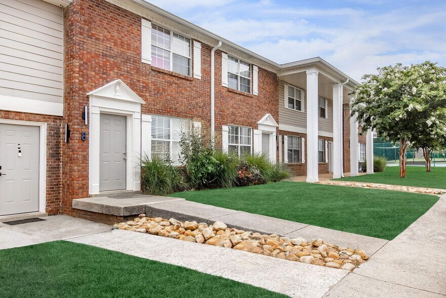 Building Photo - 600 Whispering Hills Dr