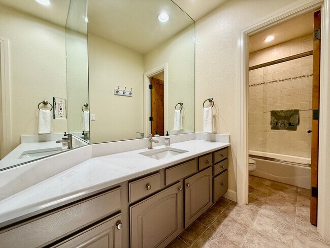 Building Photo - Gorgeous 4 Bedroom Townhome located in Gated Broadmoor Community