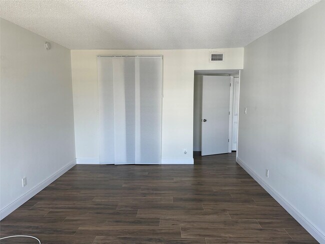 Building Photo - 3550 Galt Ocean Dr