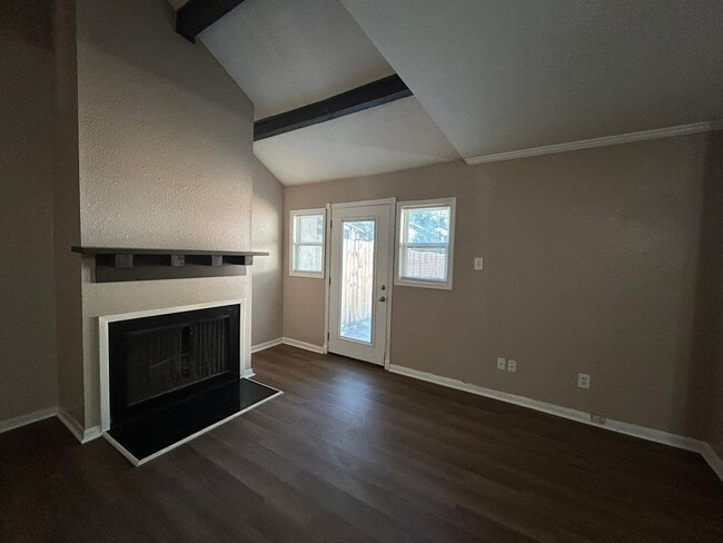 Building Photo - Spacious Town Home