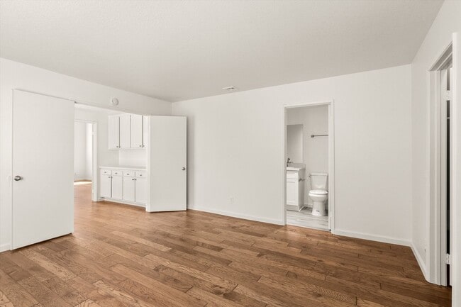 Building Photo - Renovated 2bed x 2.5bath Townhouse with Pr...