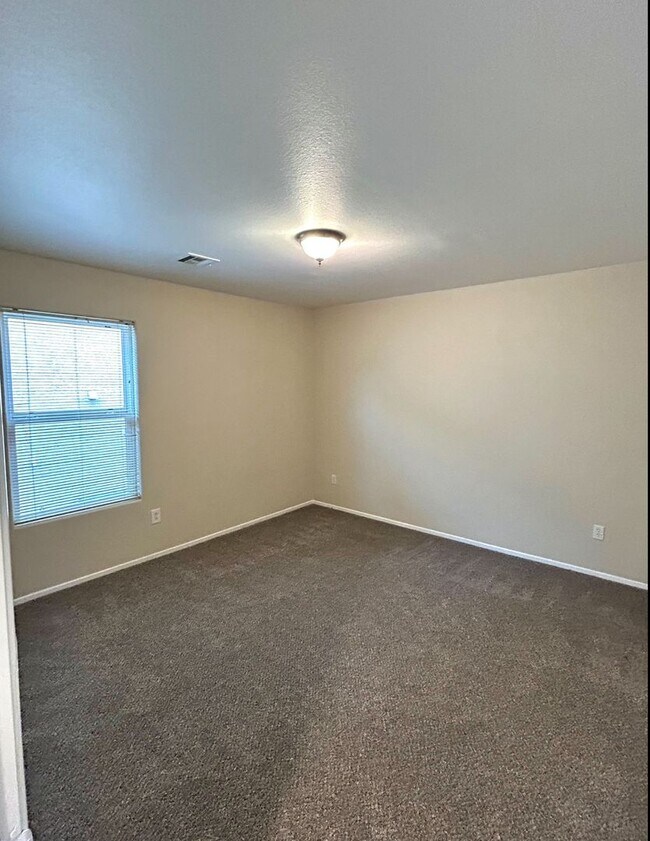 Building Photo - SW!!! OVER 2000 SQ FT!!! New Carpet!!! New Flooring!!! Freshly Painted!!! 4 bed 3 bath!!! Low Mai...