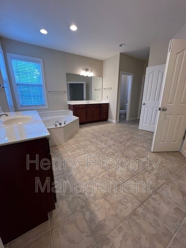 Building Photo - 1905 Old London Way