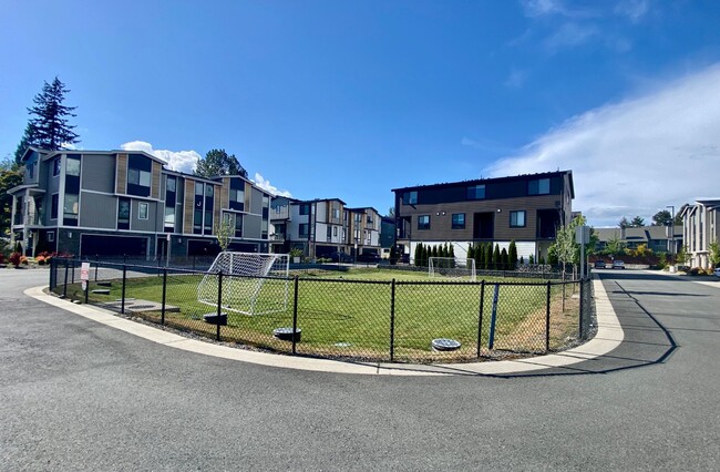 Building Photo - Beautiful Modern Townhome in Everett